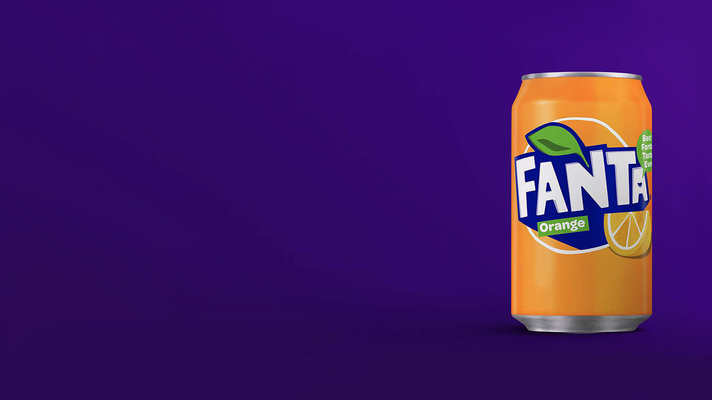 Pije e konservuar e Fanta me portokall me sfond blu