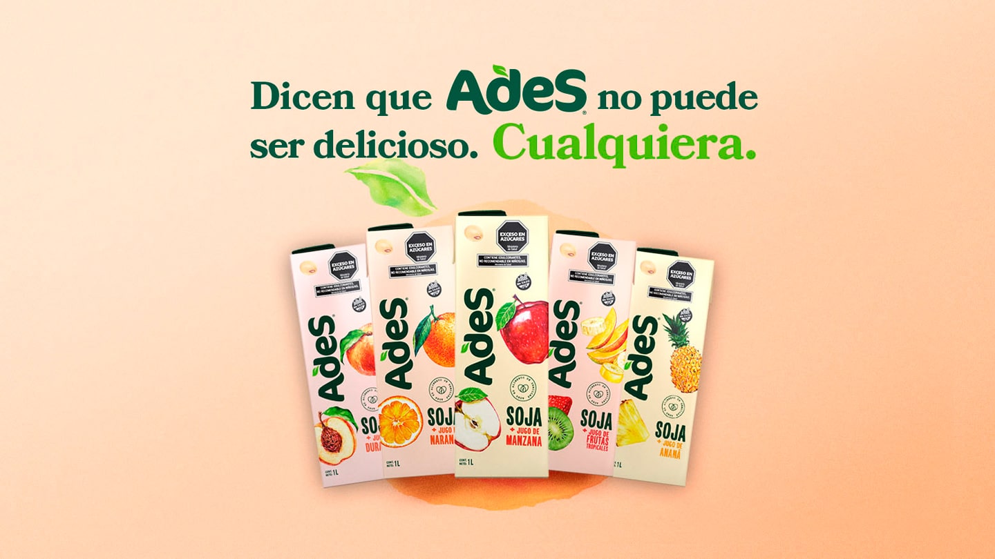 Cinco Botellas Ades sabores Frutales. Botella de litro Ades más jugo de Durazno. Botella de litro Ades más jugo de Naranja. Botella de litro Ades más jugo de  Manzana. Botella de litro Ades más jugo de frutas tropicales. Botella de litro Ades más jugo de ananá.