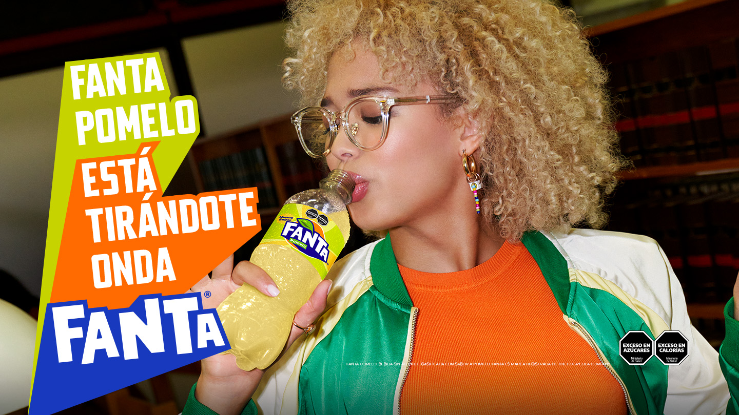 Imagen de una chica con una botella de fanta pomelo