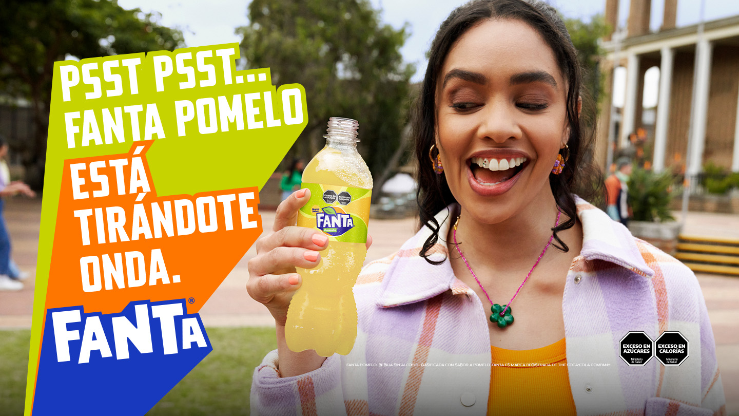 Banner de Fanta Pomelo con una chica sosteniendo la botella de fanta pomelo