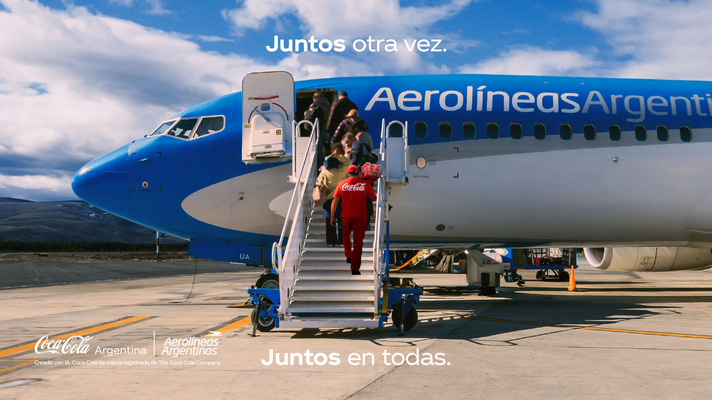 Avión de Aerolíneas Argentinas en pista, con pasajeros abordando por escaleras. Un empleado de Coca-Cola con uniforme rojo sube las escaleras de la aeronave.