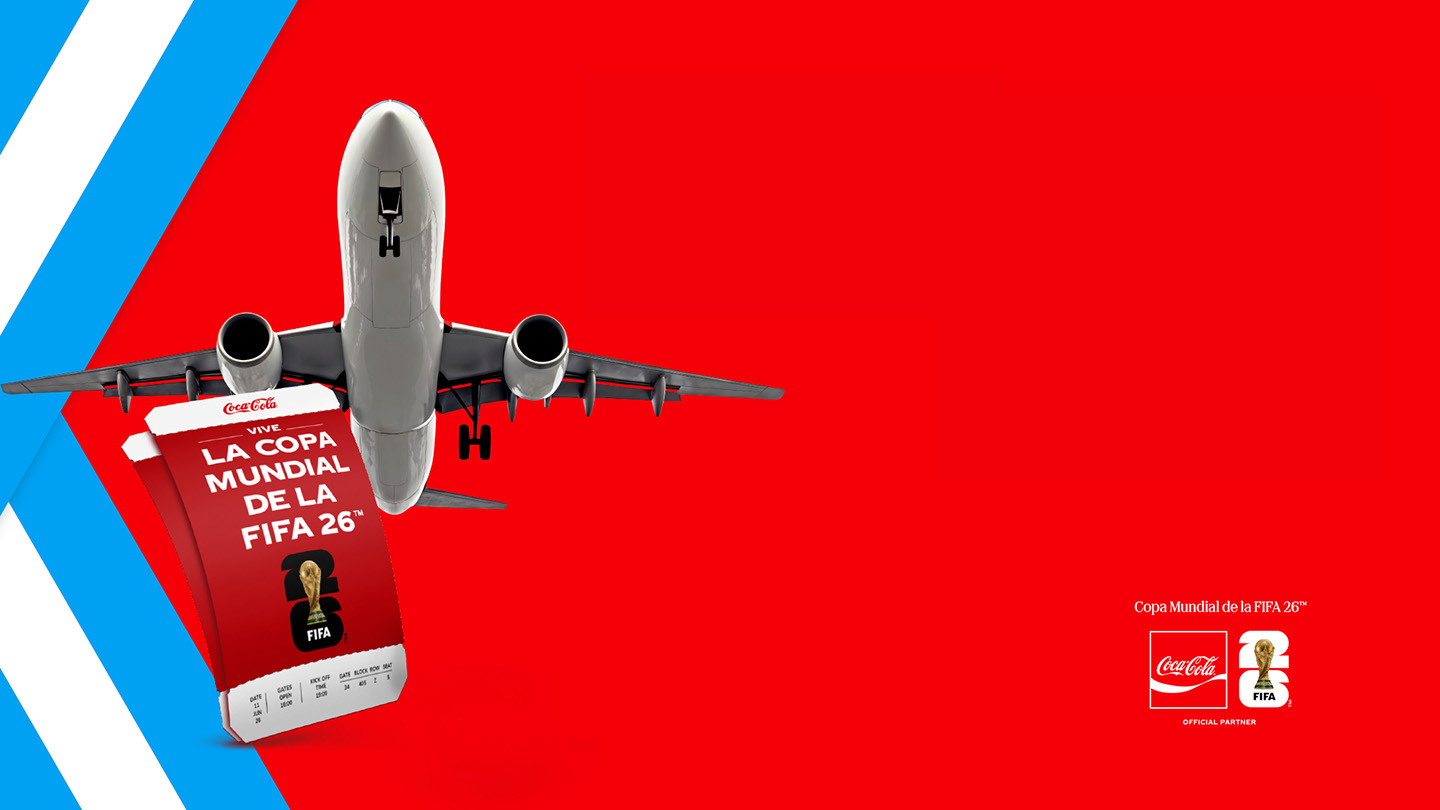 Banner de la Promoción "Coca-Cola te acerca". Se observa un avión y dos boletos para La Copa Mundial de la FIFA 26™ sobre un fondo rojo. Del lado izquierdo, aparecen dos franjas del color de la bandera Argentina.