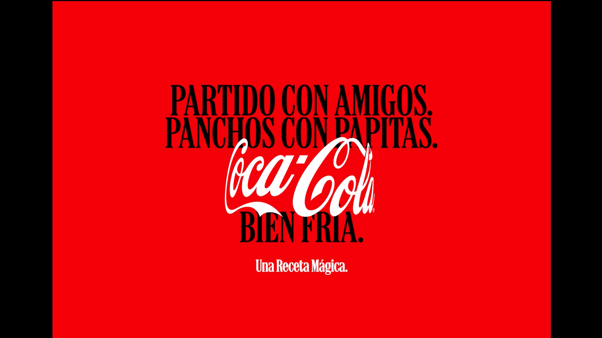 Partido con amigos, panchos con papitas. Coca-Cola bien fría.