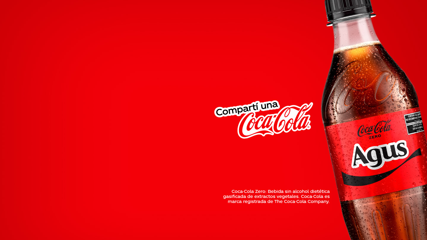 Botella de Coca-Cola Zero con el nombre "Agus" en su etiqueta, acompañada del texto "Compartí una Coca-Cola" sobre un fondo rojo.