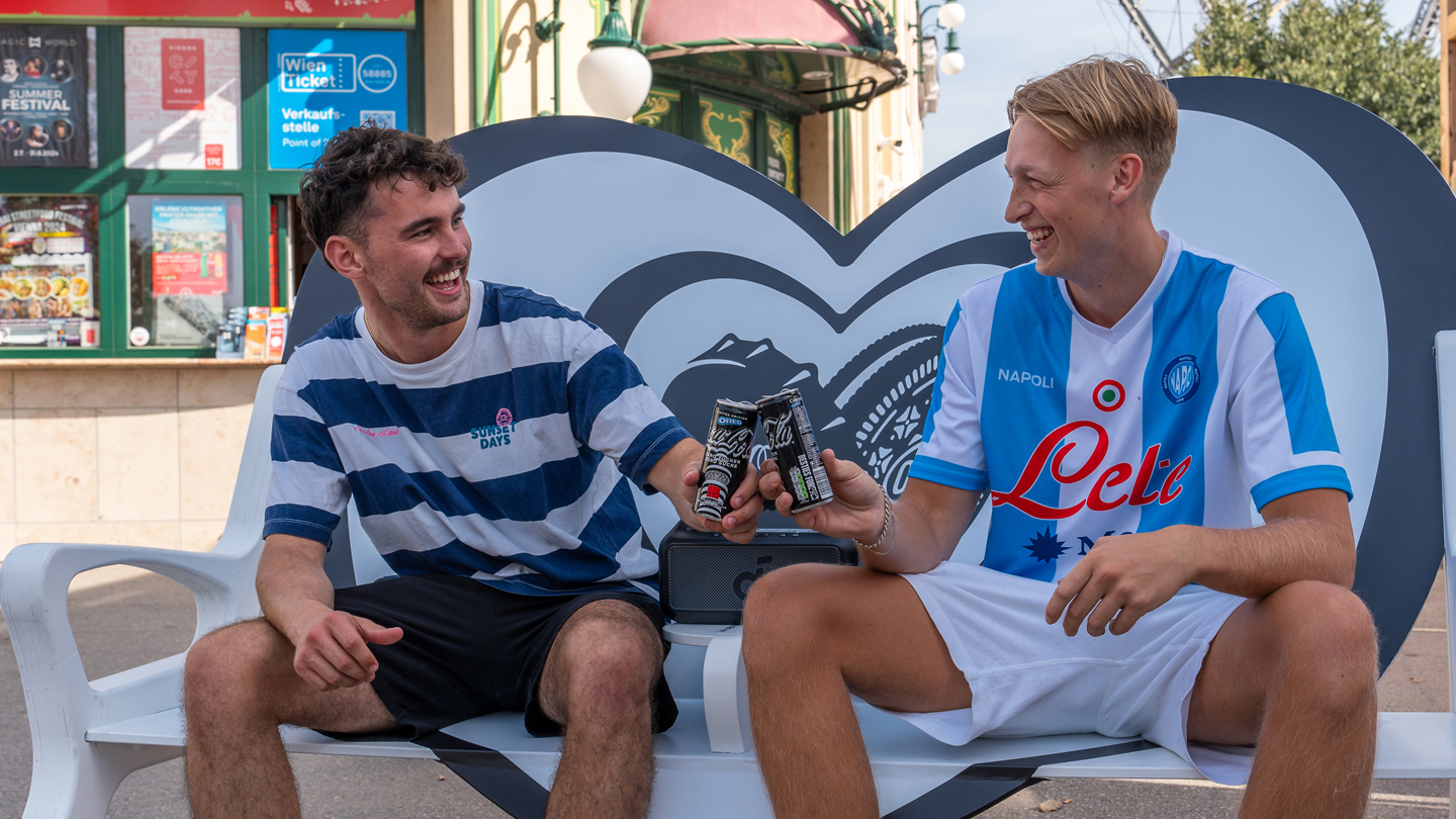 Ben und David auf der Bestie-Bank Platz mit dem brandneue Coca-Cola OREO® Zero Sugar