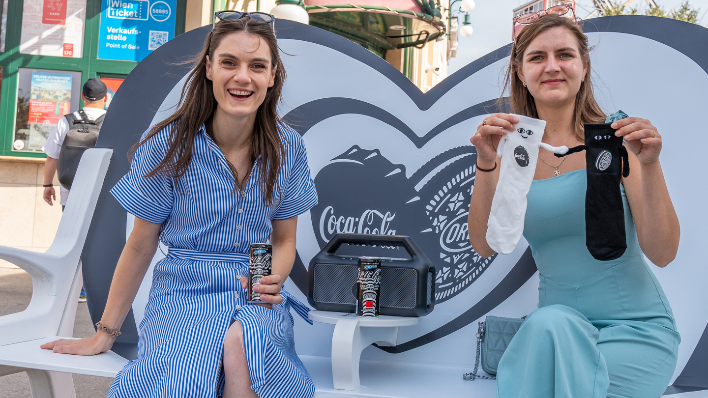 Christine und Miriam auf der Bestie-Bank Platz mit dem brandneue Coca-Cola OREO® Zero Sugar