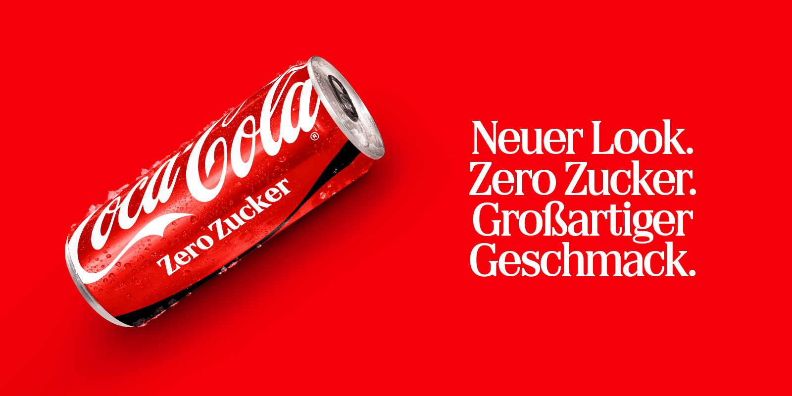 Liegende Coca-Cola Zero Zucker Dose im neuen Design mit vertikalem Schriftzug und Kondenströpfchen auf rotem Hintergrund. Text: „Neuer Look. Zero Zucker. Großartiger Geschmack."
