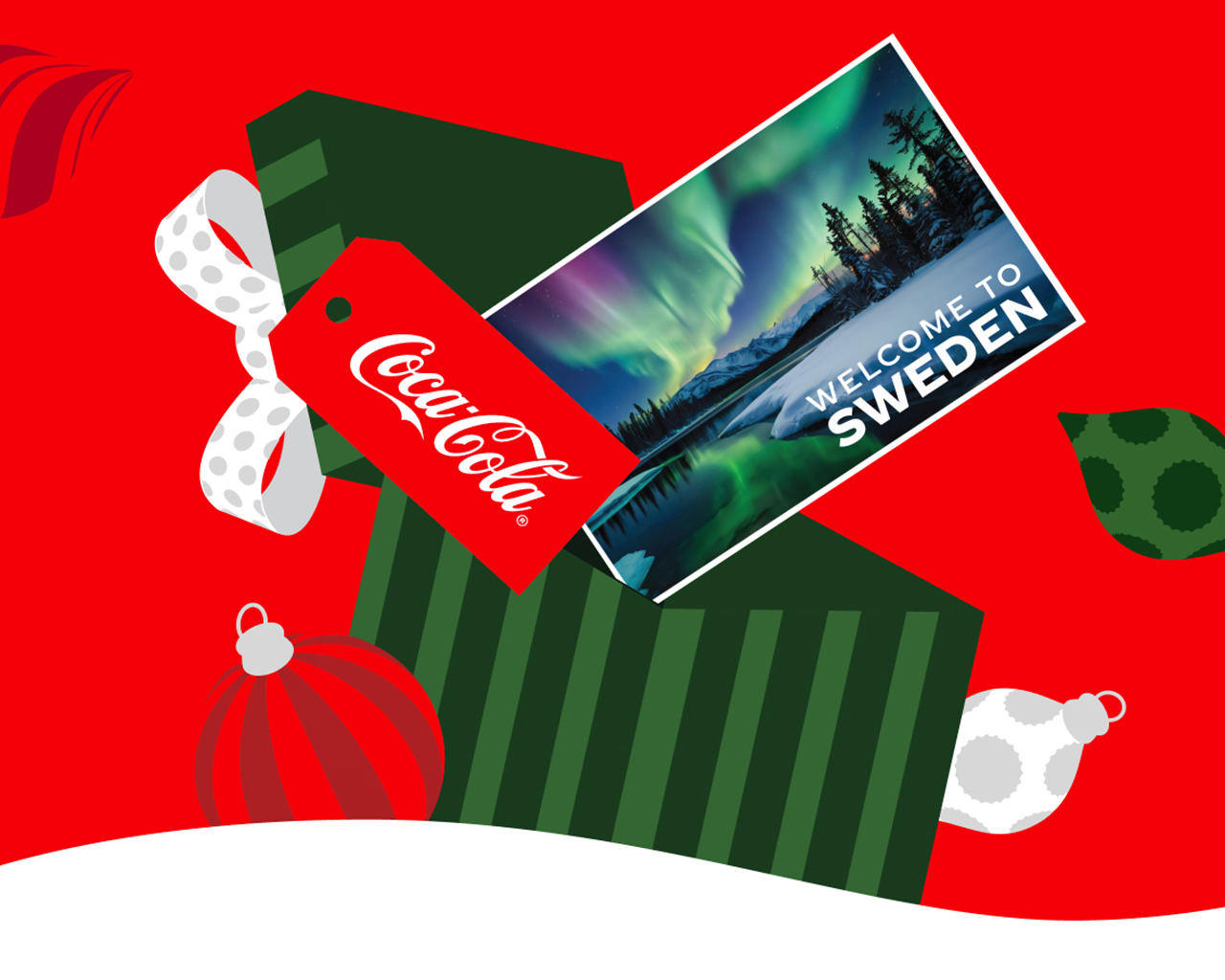 Coca-Cola Weihnachtstruck bei Nacht, beleuchtet mit weißen LED-Lichtern. Der rote Truck ist festlich dekoriert mit Weihnachtskugeln und Coca-Cola Logo.