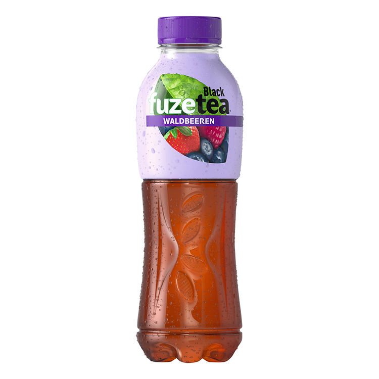 Eine Flasche FuzeTea Schwarzer Tee Waldbeeren