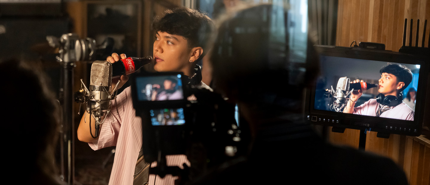 der ESC-Gewinner JJ steht für einen Coca-Cola Spot vor der Kamera