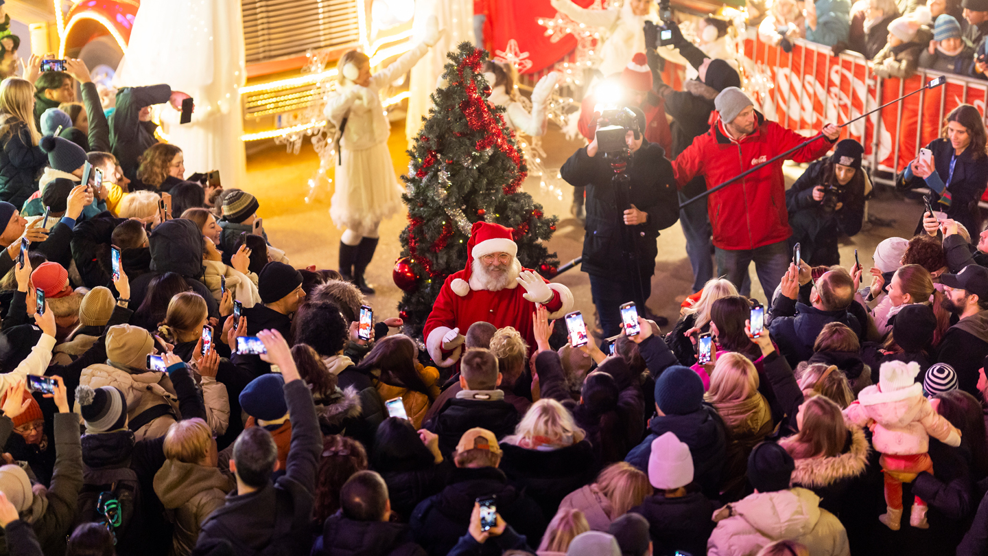 Menschenmenge steht um den Weihnachtsmann und fotografiert ihn