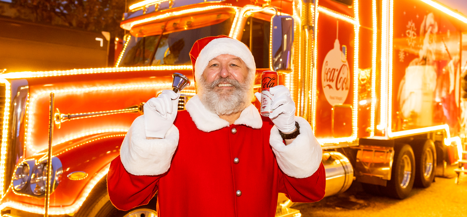 Der Weihnachtsmann vor dem Coca-Cola Weihnachtstruck