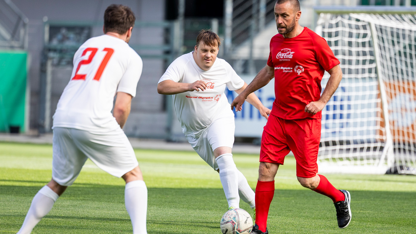 Drei Personen spielen Fußball beim Wiener Inklusionsderby