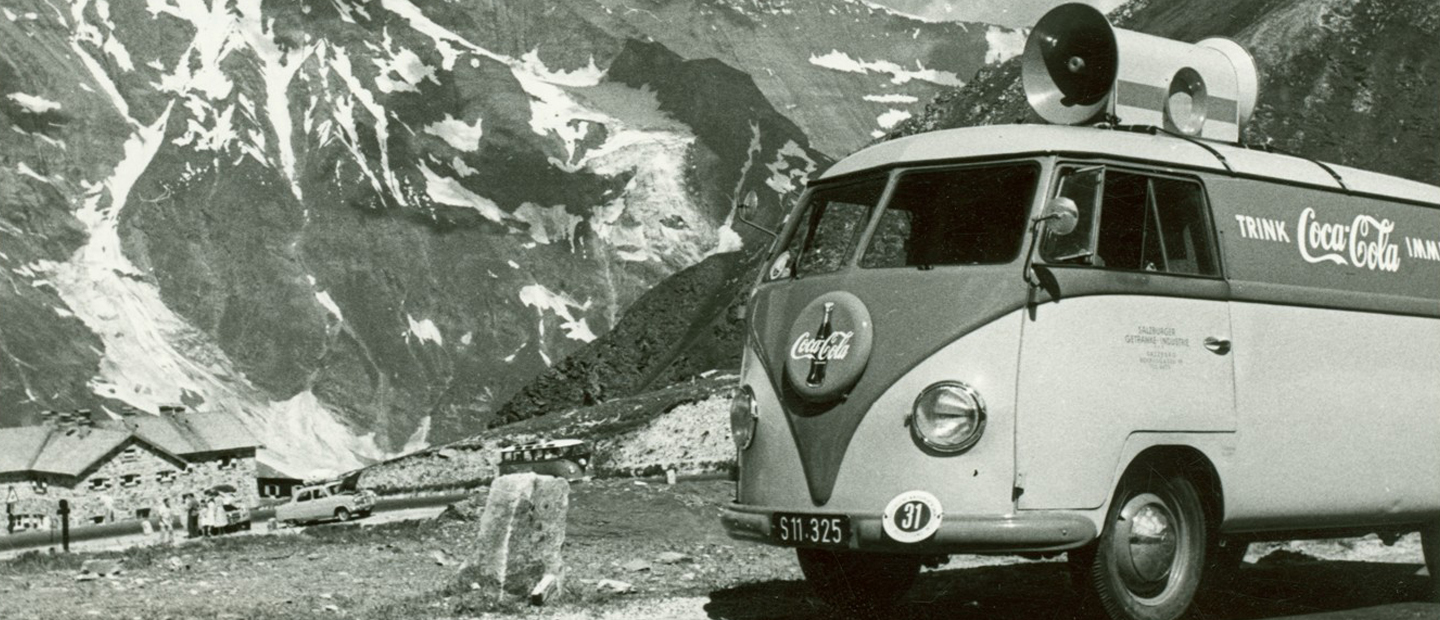 VW-Bus vor dem Berg