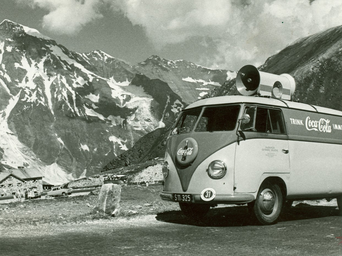 VW_Bus vor dem Berg