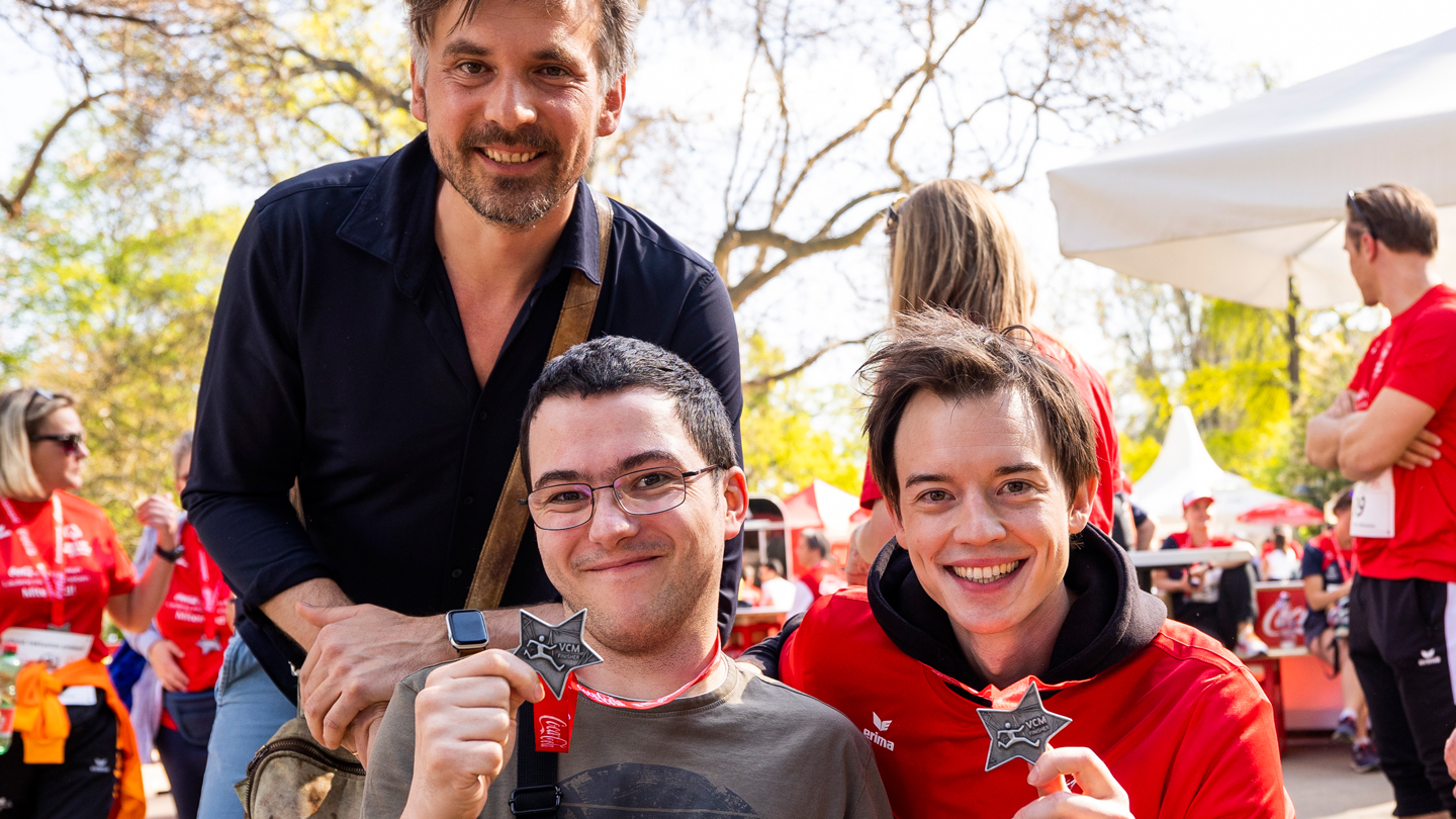 Gruppenfoto von Teilnehmer:innen des Coca-Cola Inclusion Runs