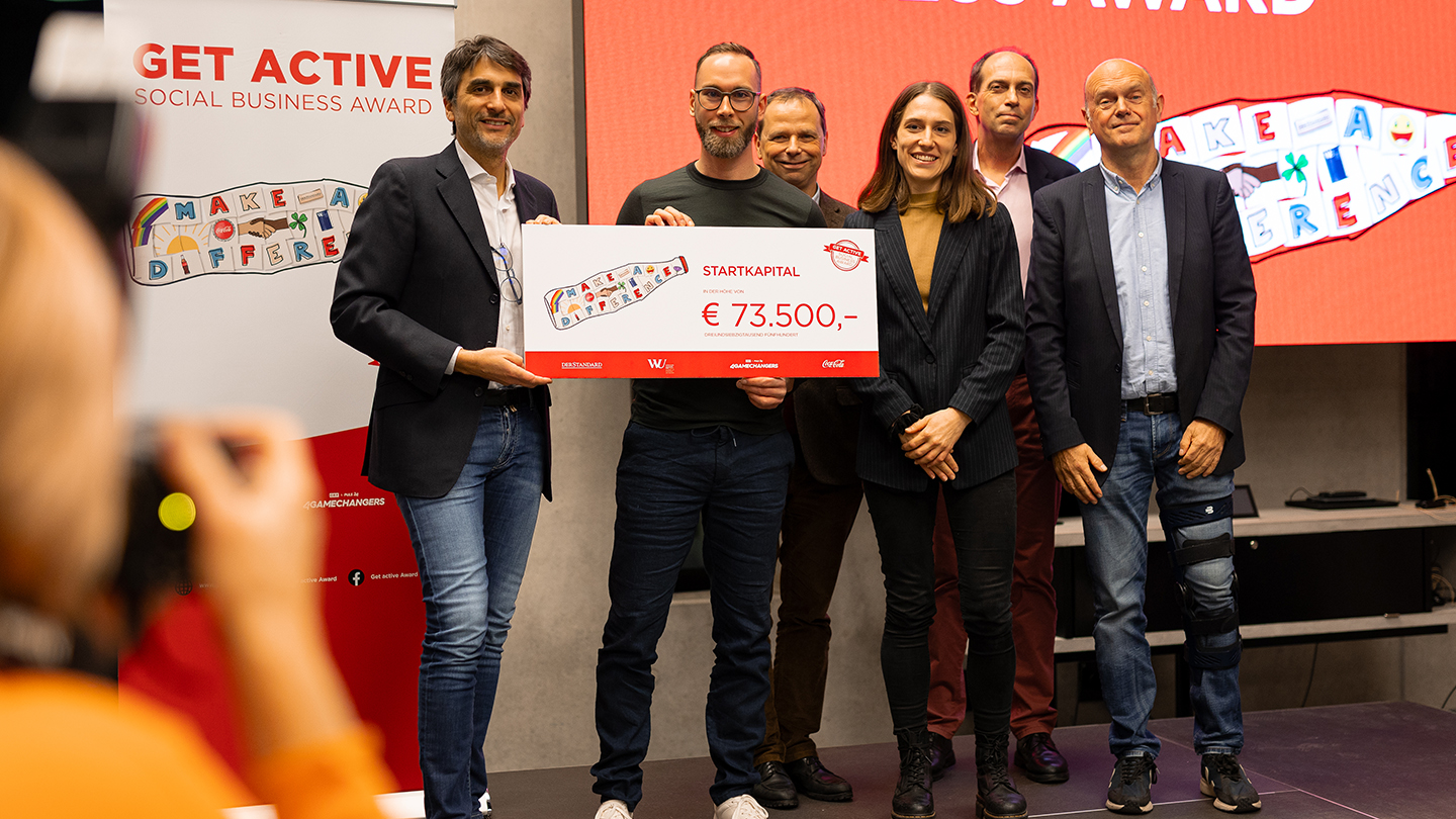 Der Gewinner des Get active Social Business Awards 2024 (Projekt „PATHfindr“) mit dem Preisgeld-Check