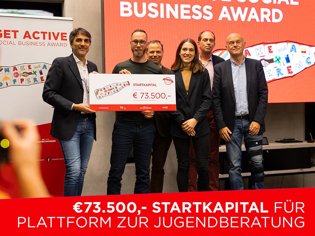 Der Gewinner des Get active Social Business Awards (Projekt „PATHfindr“) mit dem Preisgeld-Check, Philipp Bodzenta von Coca-Cola Österreich und Mark Joainig von Coca-Cola HBC Austria.
