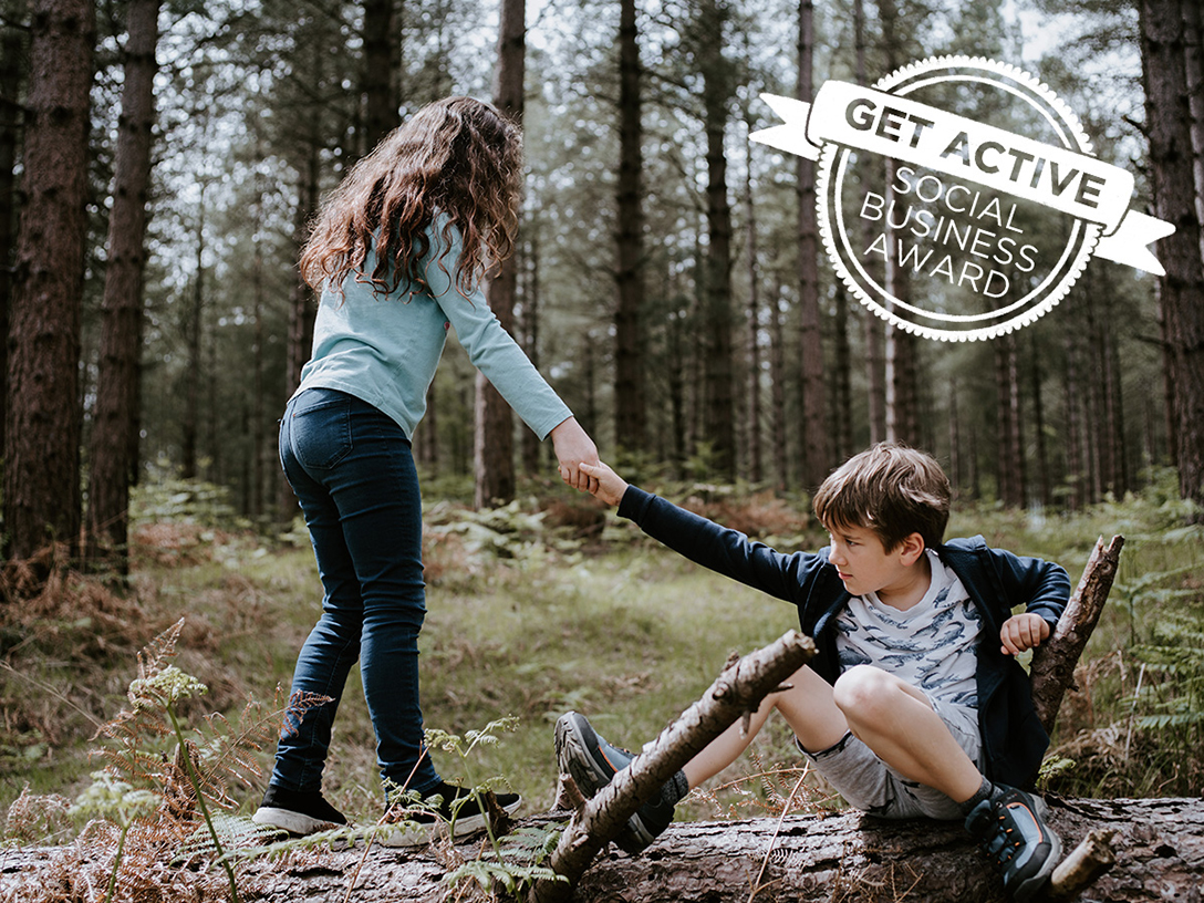 Kinder spielen im Wald