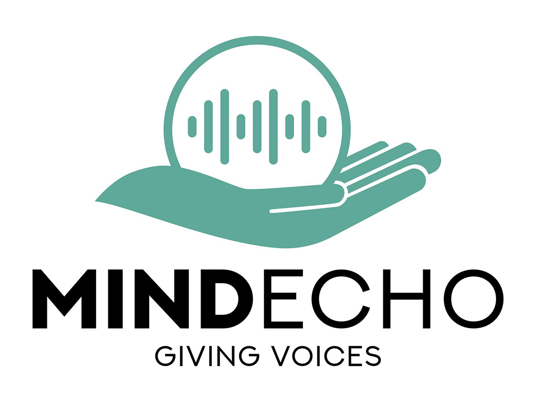 Logo von MindEcho mit stilisierter Hand, Sprachsignal und dem Claim „Giving Voices“.