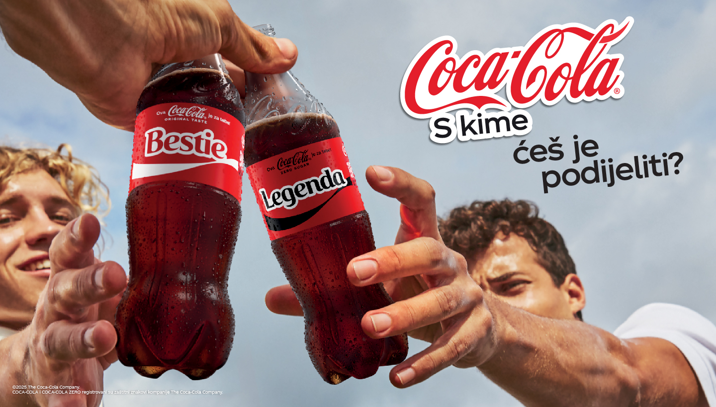Slika prikazuje dva mladića koji uzimaju plastičnu Coca-Cola bocu na kojim apiše Legenda i Bestie