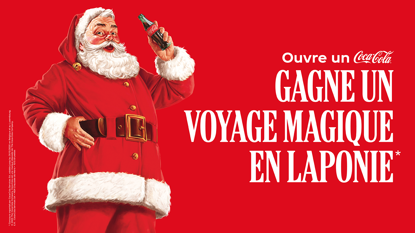 Image du Père Noël en costume rouge tenant une bouteille de Coca-Cola, sur un fond rouge. Texte : 'Ouvre un Coca-Cola, gagne un voyage magique en Laponie'.
