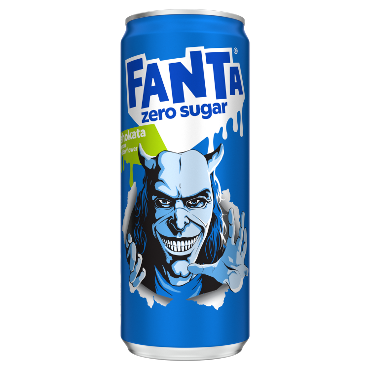 Tu vois une canette bleue de Fanta zero sugar Shokata avec le logo en blanc et bleu en haut. Sur le devant, il y a une illustration d’une figure avec des cornes et de longs cheveux, tendant les mains vers l’avant comme si elle perçait la canette pour en sortir.