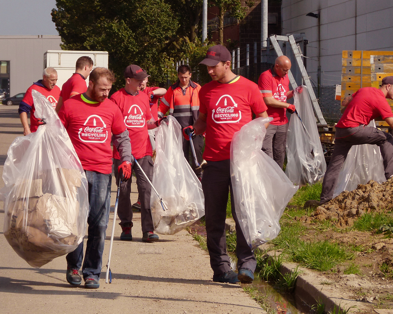 Personnes qui ramassent des déchets