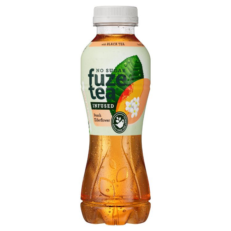 Bouteille Fuze Tea sans sucre, thé noir, goût pêche-fleur de sureau. Étiquette blanche avec gros plan sur quartier de pêche, fleur de sureau blanche et feuille verte. Boisson orange clair.