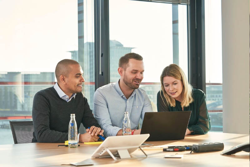 Equipe travaille ensamble à Coca-Cola