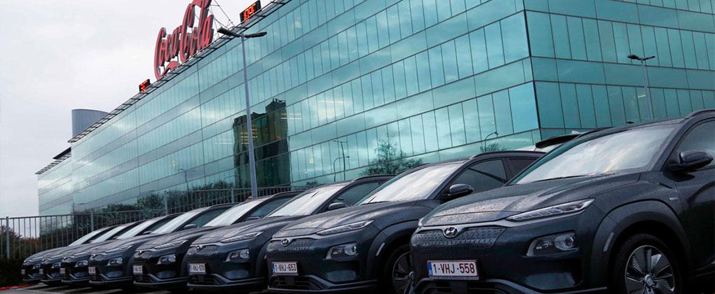 coca-cola vertegenwoordigers rijden met elektrische auto