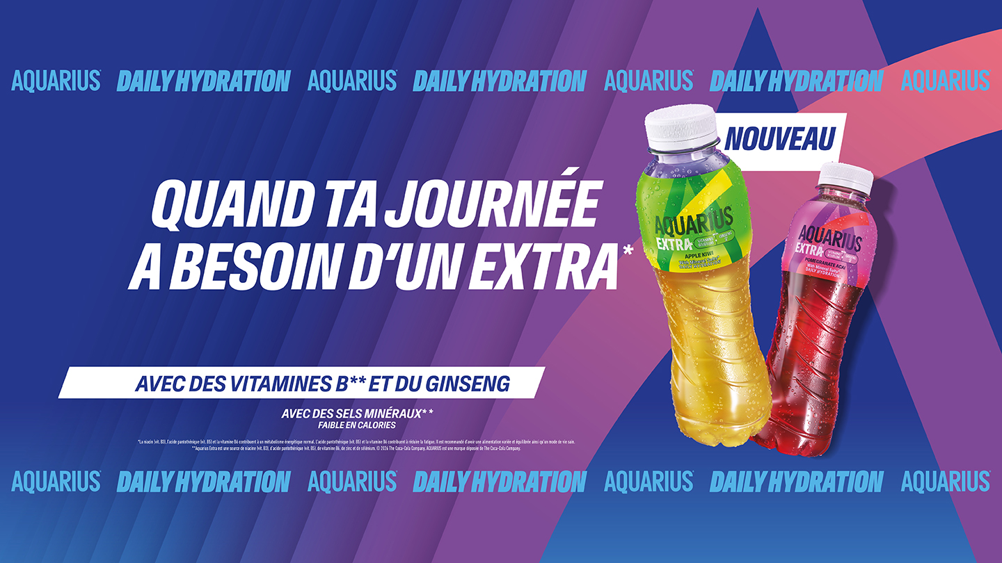 Bannière promotionnelle Aquarius Extra montrant deux bouteilles (pomme‑kiwi et grenade‑açaï) avec le message « Quand ta journée a besoin d’un extra », mentionnant vitamine B, ginseng et sels minéraux, nouveau produit.
