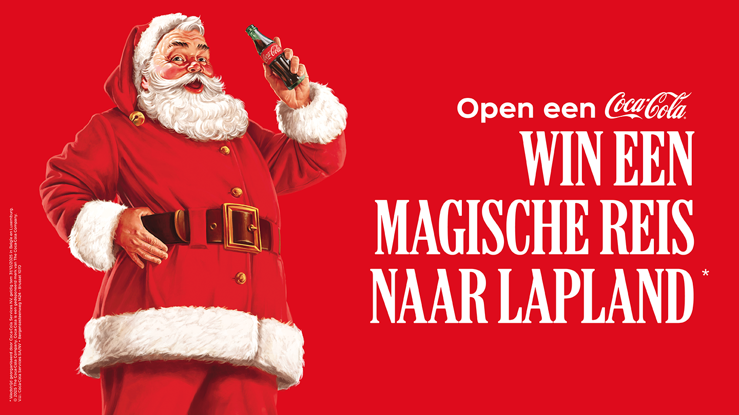 Afbeelding van de kerstman in een rood pak met een fles Coca-Cola in zijn hand, op een rode achtergrond. Tekst: 'Open een Coca-Cola, win een magische reis naar Lapland'.