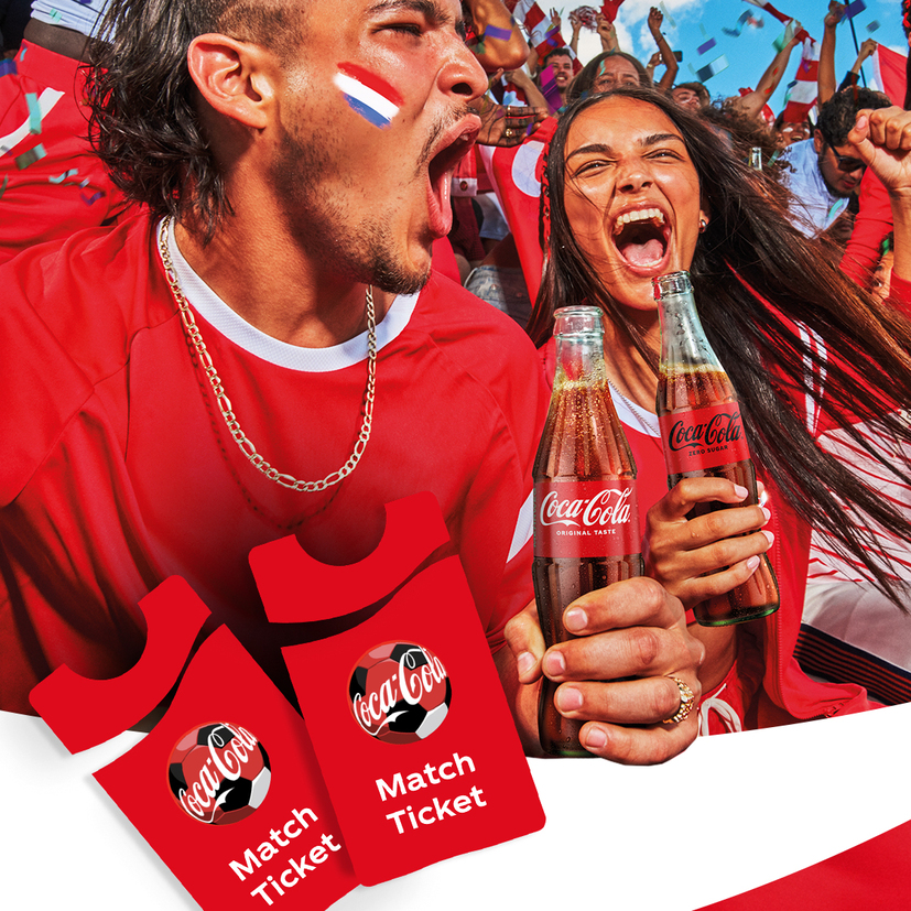 Deux personnes en liesse, vêtues de rouge, tiennent des bouteilles de Coca‑Cola dans une ambiance festive de supporters