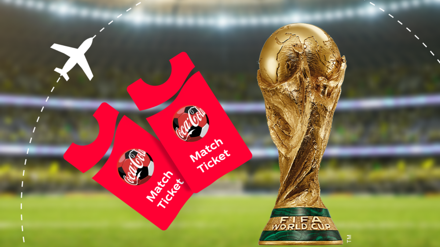 Gouden FIFA World Cup‑trofee naast twee rode Coca‑Cola matchtickets, afgebeeld in een voetbalstadion met een gestippelde vlieglijn en een vliegtuig‑icoon op de achtergrond.