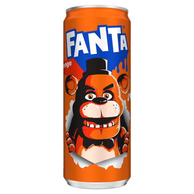 Je ziet een oranje blikje Fanta met het logo in wit en blauw bovenaan. Op de voorkant staat een cartoonachtige beer met een hoge hoed en een boze blik, die lijkt door het blik heen te breken. De beer is oranje en bruin, met scherpe tanden en een zwarte strik om zijn nek.