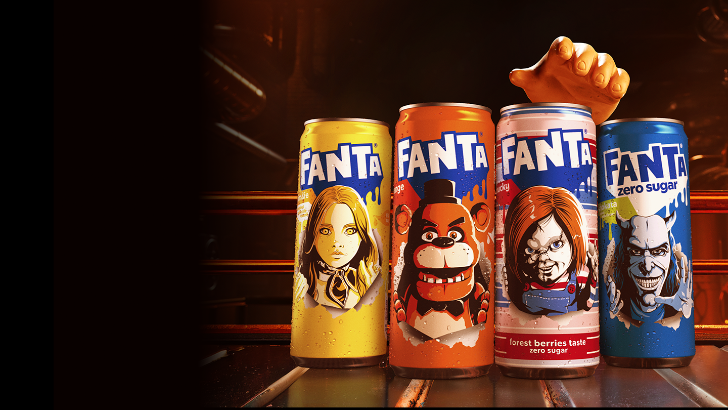 Vier Fanta-blikjes met verschillende smaken en ontwerpen, elk met kleurrijke illustraties van popcultuur- of spelpersonages op de voorkant. Van links naar rechts zijn de kleuren geel, oranje, wit-rood en blauw. Op de achtergrond is een industrieel decor zichtbaar en boven de blikjes steekt een hand omhoog.