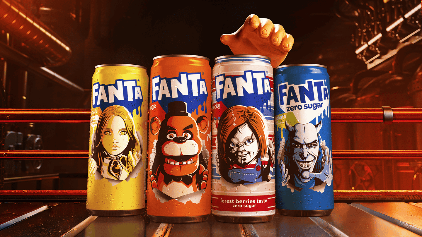 Quatre canettes de Fanta en édition limitée Halloween surmontée par la main du personnage Chucky