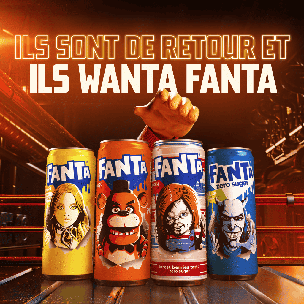Quatre canettes de Fanta en édition limitée Halloween surmontée par la main du personnage Chucky et le titre "Ils sont de retour et ils Wanta Fanta"