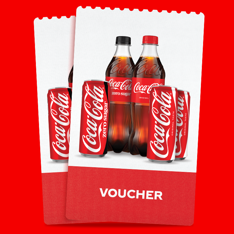 Twee overlappende Coca‑Cola‑vouchers op een rode achtergrond. In het midden staan verschillende Coca‑Cola‑producten afgebeeld, waaronder blikjes Coca‑Cola Original Taste, een blikje Coca‑Cola Zero Sugar en twee plastic Coca‑Cola‑flessen. Onderaan de voucher staat het woord “VOUCHER” in witte letters.