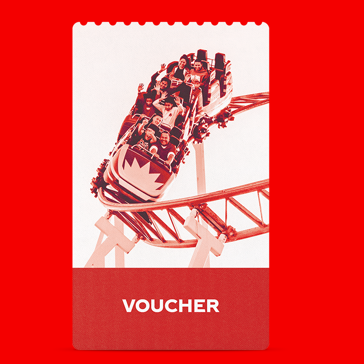 Rode waardebon met een afbeelding van een achtbaan vol mensen tijdens een rit in een pretpark. Onderaan staat in witte letters het woord ‘VOUCHER’ op een rode achtergrond.