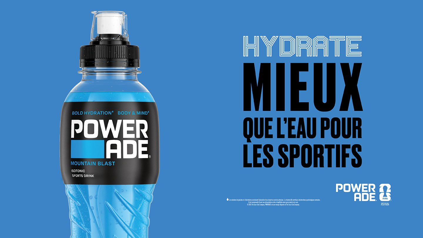Bouteille de boisson sportive Powerade avec un emballage bleu et le texte « Hydrate mieux que l’eau pendant le sport ».