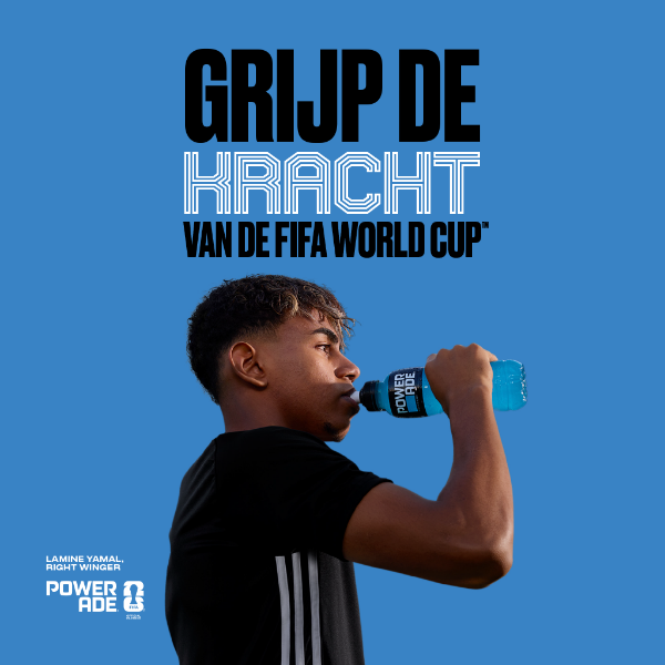  Een man in zwarte sportkleding drinkt uit een blauwe Powerade-fles tegen een blauwe achtergrond. Tekst: "Geniet van de energie van de FIFA Wereldbeker".
