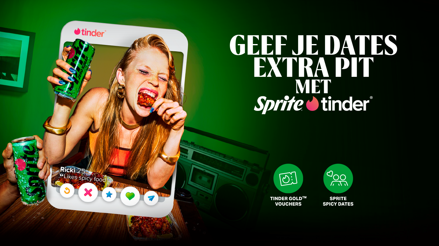 Promotionele afbeelding van een samenwerking tussen Sprite en Tinder. Een persoon zit aan tafel en houdt een groen blikje Sprite vast, weergegeven binnen een Tinder-profielkaart met swipe‑iconen onderaan en de tekst “Ricki, 25 – Likes spicy food”. Rechts staat de slogan “Geef je dates extra pit met Sprite × Tinder”. Onderaan staan pictogrammen voor Tinder Gold‑vouchers en “Sprite Spicy Dates”, tegen een groene achtergrond met een boombox.