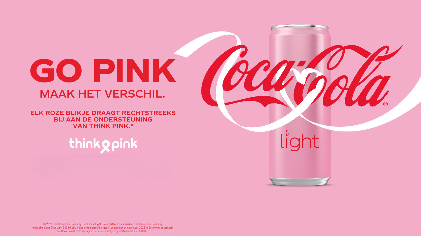 Een roze Coca-Cola Light-advertentie met een roze blikje rechts in beeld, voorzien van het rode Coca-Cola-logo en een wit lint op de achtergrond. Links staat de tekst “GO PINK – MAAK HET VERSCHIL”, waarmee wordt uitgelegd dat elk roze blikje de organisatie Think Pink ondersteunt.