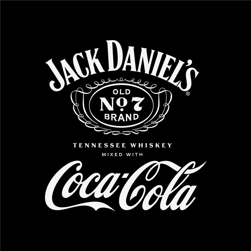 Zwart-wit afbeelding met het logo van Jack Daniel’s bovenaan, inclusief de tekst "Old No. 7 Brand" in een sierlijk omlijnd embleem. Daaronder staat in hoofdletters "Tennessee Whiskey Mixed With" gevolgd door het iconische Coca-Cola logo in witte sierletters. De achtergrond is volledig zwart, met alle tekst en grafische elementen in wit.