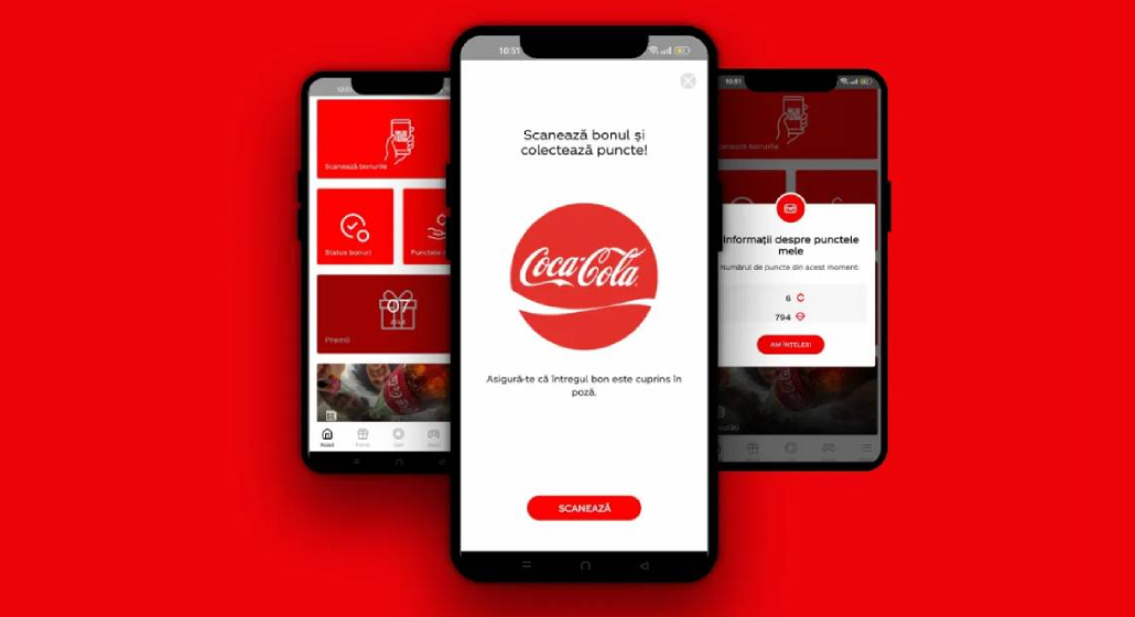 Червен банер с 3 екрана на мобилни устрйства показващи приложението на Кока-Кола