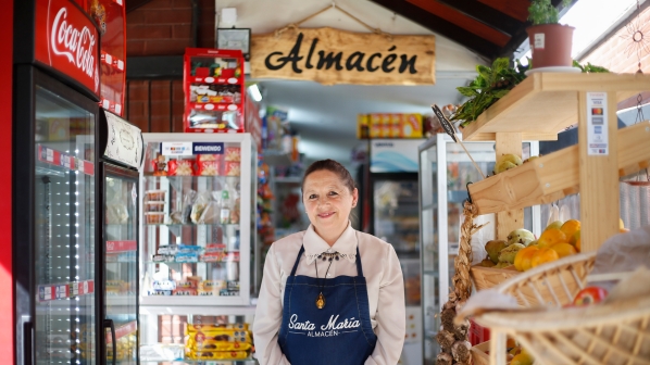 Mujer posa en su almacén