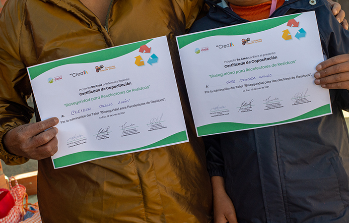 Cleider y Ciro con sus Certificados de Capacitación