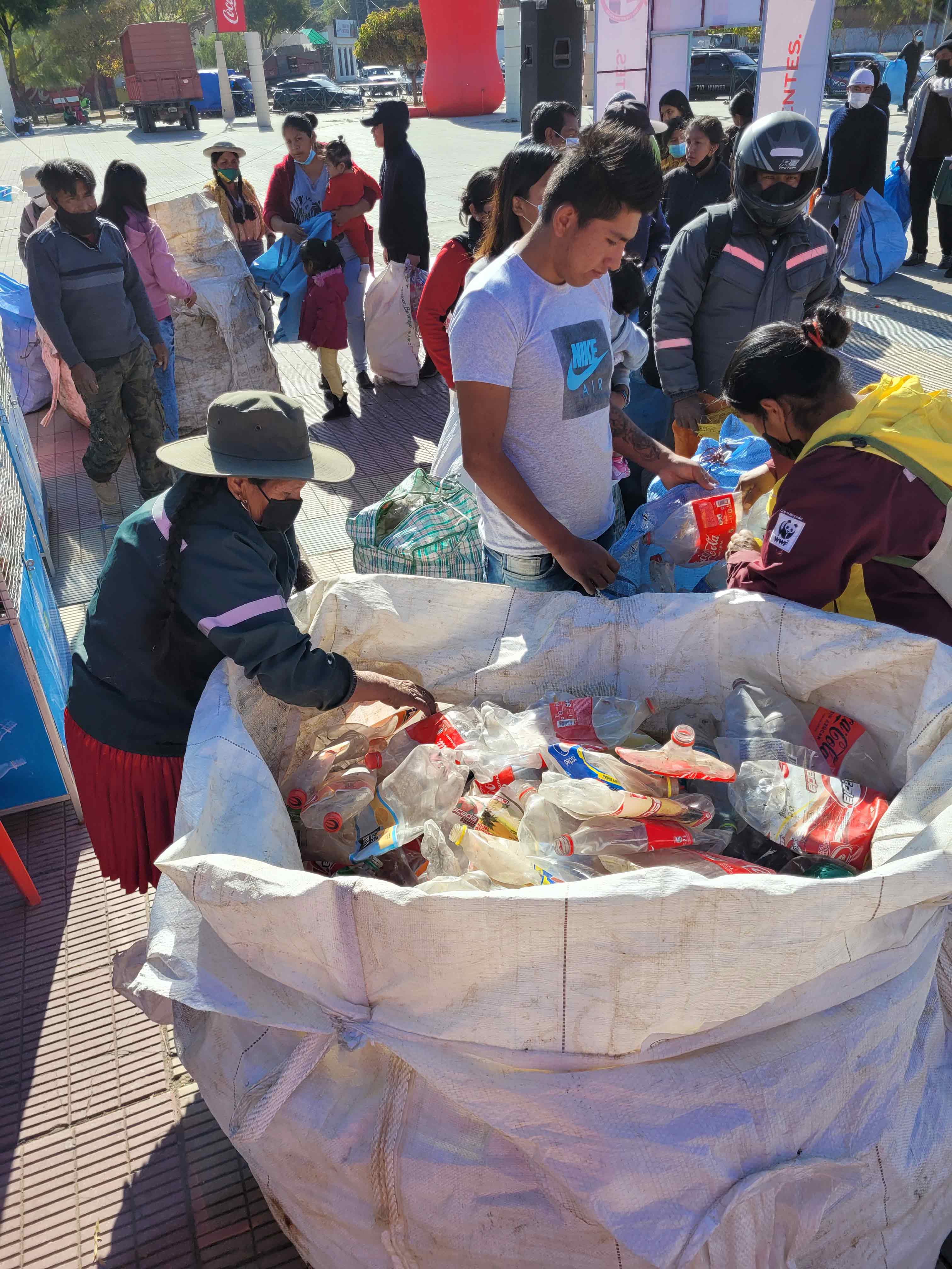 Bolsas llenas de botellas plásticas